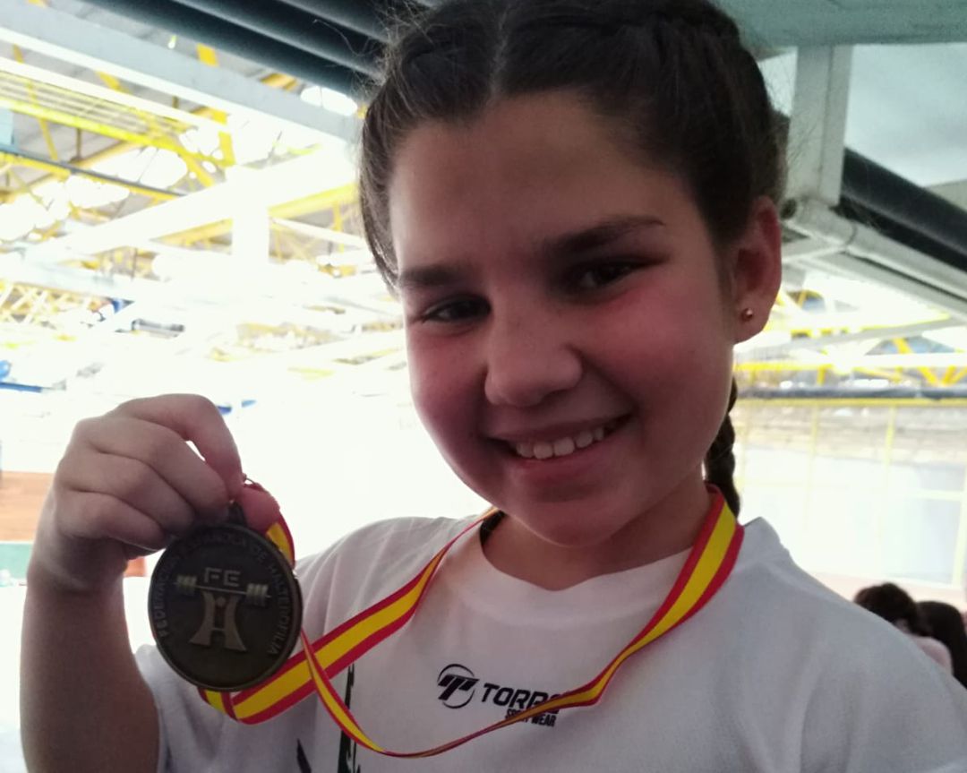Mónica, feliz con su medalla Mónica, feliz con su medalla