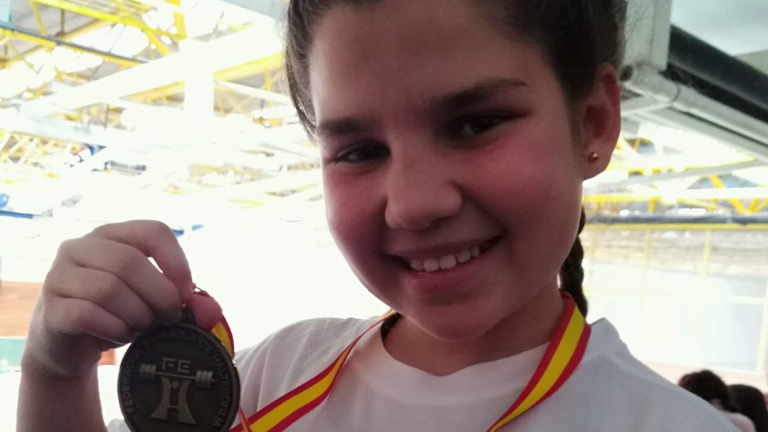 Mónica, con nueve años, es campeona de españa de halterofilia