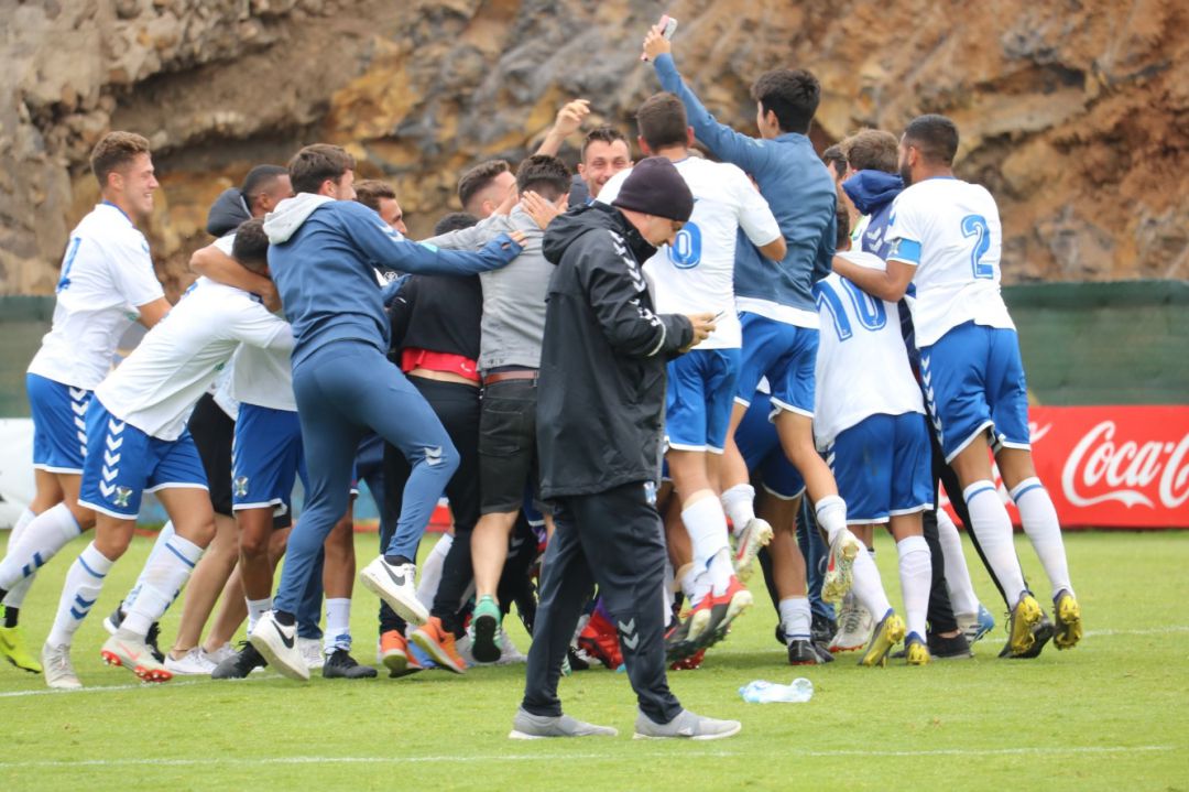 El filial blanquiazul celebra su cuarto puesto que le otorga jugar por el ascenso de categoria El filial blanquiazul celebra su cuarto puesto que le otorga jugar por el ascenso de categoria