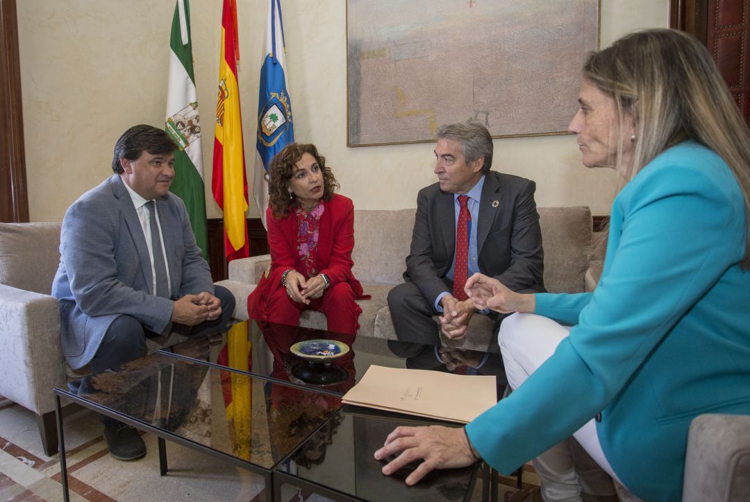 El alcalde de Huelva, Gabriel Cruz; la ministra de Hacienda, María Jesús Montero; el delegado del Gobierno en Andalucía, Lucrecio Fernández; y la concejal de Economía, María Villadeamigo; en el Ayuntamiento de Huelva. El alcalde de Huelva, Gabriel Cruz; la ministra de Hacienda, María Jesús Montero; el delegado del Gobierno en Andalucía, Lucrecio Fernández; y la concejal de Economía, María Villadeamigo; en el Ayuntamiento de Huelva.