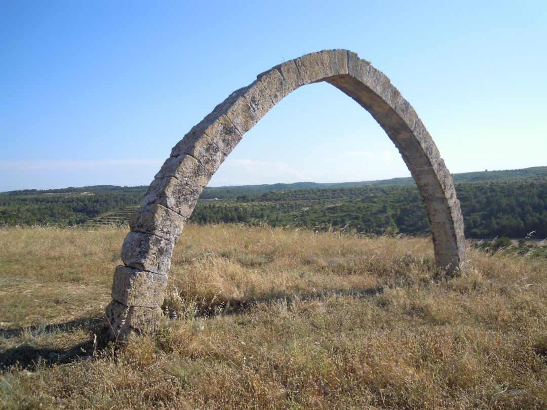 L'arc d'Adà o d'Adar de Llardecans es reconstruirà pedra a pedra, primer al terra, i després s'aixecarà. L'arc d'Adà o d'Adar de Llardecans es reconstruirà pedra a pedra, primer al terra, i després s'aixecarà.