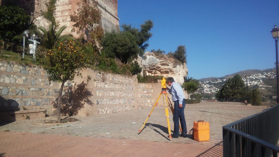 Técnico de diputación realizando el levantamiento topográfico Técnico de diputación realizando el levantamiento topográfico
