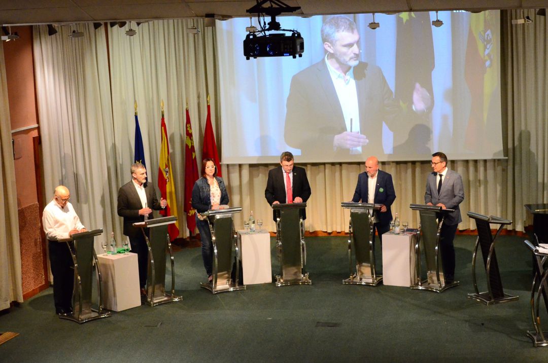 Los candidatos a presidir la Región de Murcia confrontan ideas en el debate electoral de La Opinión. A la derecha el atril vacío del candidato del PP, Fernando López Miras, que ha declinado su invitación Los candidatos a presidir la Región de Murcia confrontan ideas en el debate electoral de La Opinión. A la derecha el atril vacío del candidato del PP, Fernando López Miras, que ha declinado su invitación