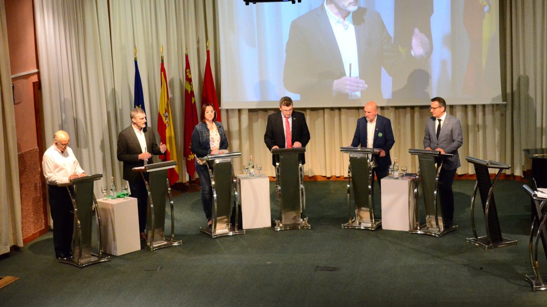 Los candidatos a presidir la Región confrontan ideas en el debate de La Opinión