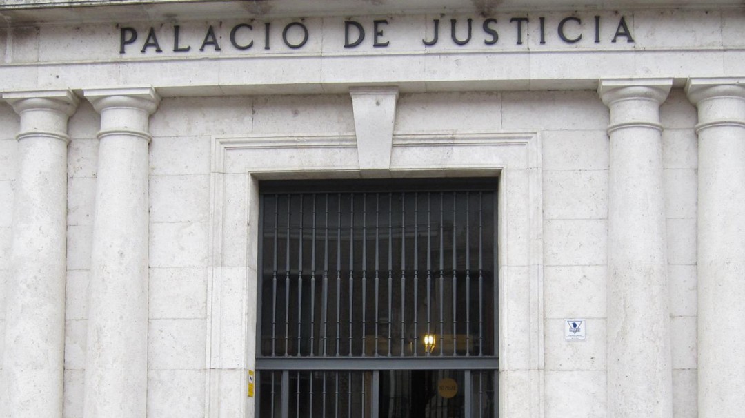 Los padres de la bebé acusados de abusar sexualmente de ella pactan diez años