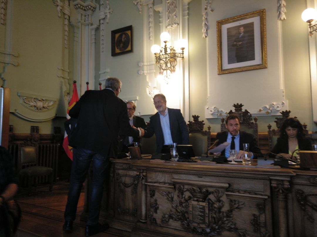 Martínez Bermejo felicita únicamente a Manuel Saravia al finalizar el pleno Martínez Bermejo felicita únicamente a Manuel Saravia al finalizar el pleno