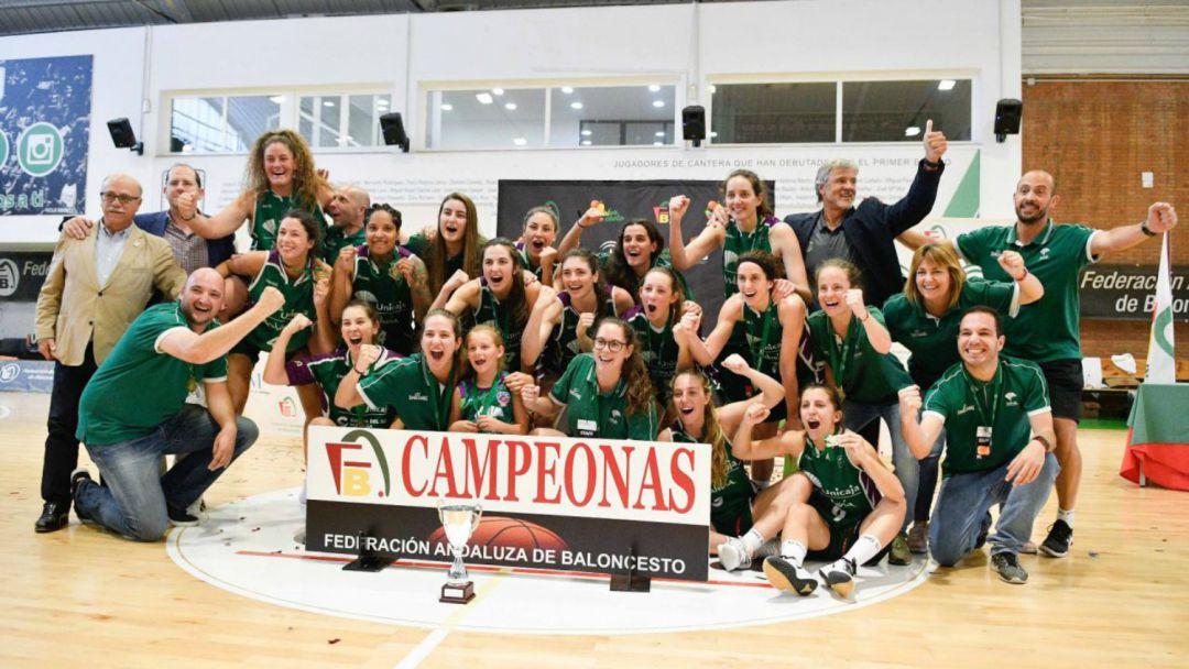 El Unicaja femenino celebró el ascenso a Liga Femenina 2 en el parqué de Los Guindos El Unicaja femenino celebró el ascenso a Liga Femenina 2 en el parqué de Los Guindos