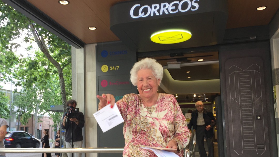 Correos amplia el horario de sus oficinas para agilizar el voto por correo