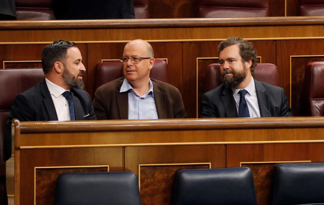 El diputado del PSOE, José Zaragoza, entre los diputados de Vox, Santiago Abascal e Iván Espinosa de los Monteros El diputado del PSOE, José Zaragoza, entre los diputados de Vox, Santiago Abascal e Iván Espinosa de los Monteros