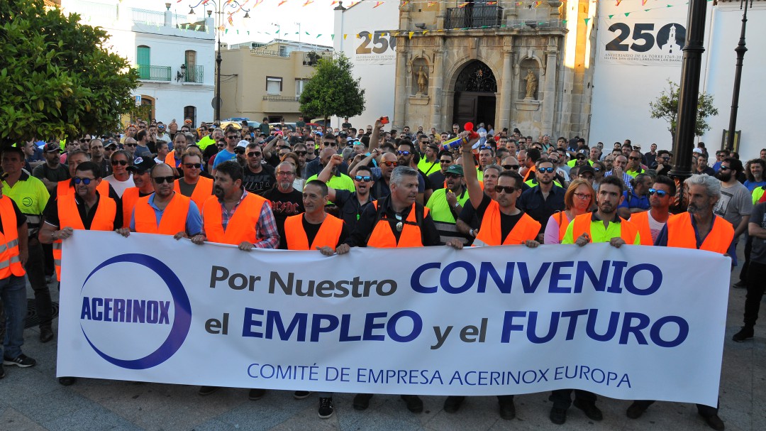 Unos 400 trabajadores de Acerinox reclaman, con una marcha, retomar la negociación colectiva