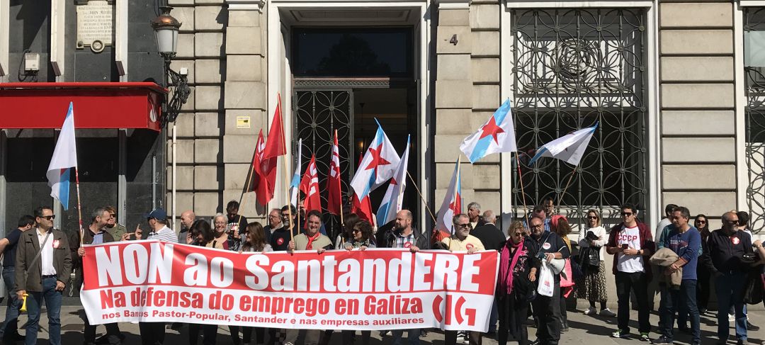 Movilización de la CIG frente a las oficinas del Banco Santander Movilización de la CIG frente a las oficinas del Banco Santander