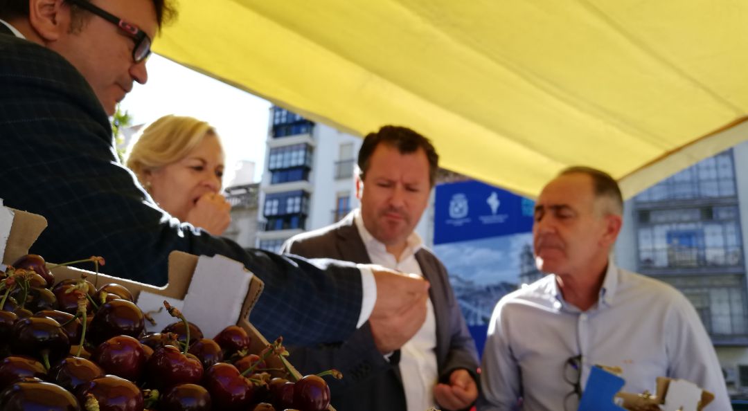 Los alcaldes de Castillo de Locubín y Torres con el diputado de Agricultura durante la presentación de la Muestra provincial de la Cereza. Los alcaldes de Castillo de Locubín y Torres con el diputado de Agricultura durante la presentación de la Muestra provincial de la Cereza.