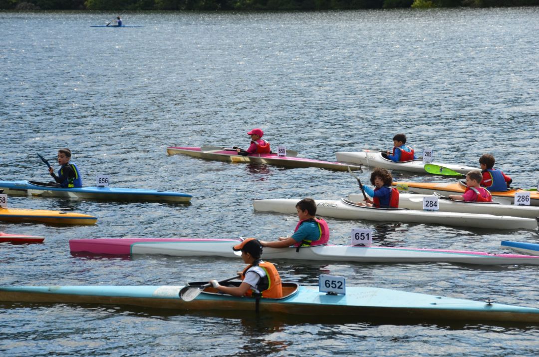 El embalse de Velle a la altura de Barra de Miño (Coles), fue escenario de esta primera regata provincial. El embalse de Velle a la altura de Barra de Miño (Coles), fue escenario de esta primera regata provincial.