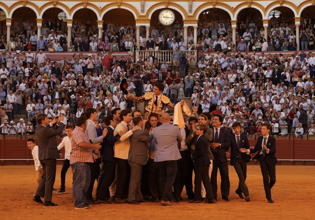 Pablo Aguado, durante su salida a hombros de La Maestranza el pasado Viernes de Farolillos Pablo Aguado, durante su salida a hombros de La Maestranza el pasado Viernes de Farolillos