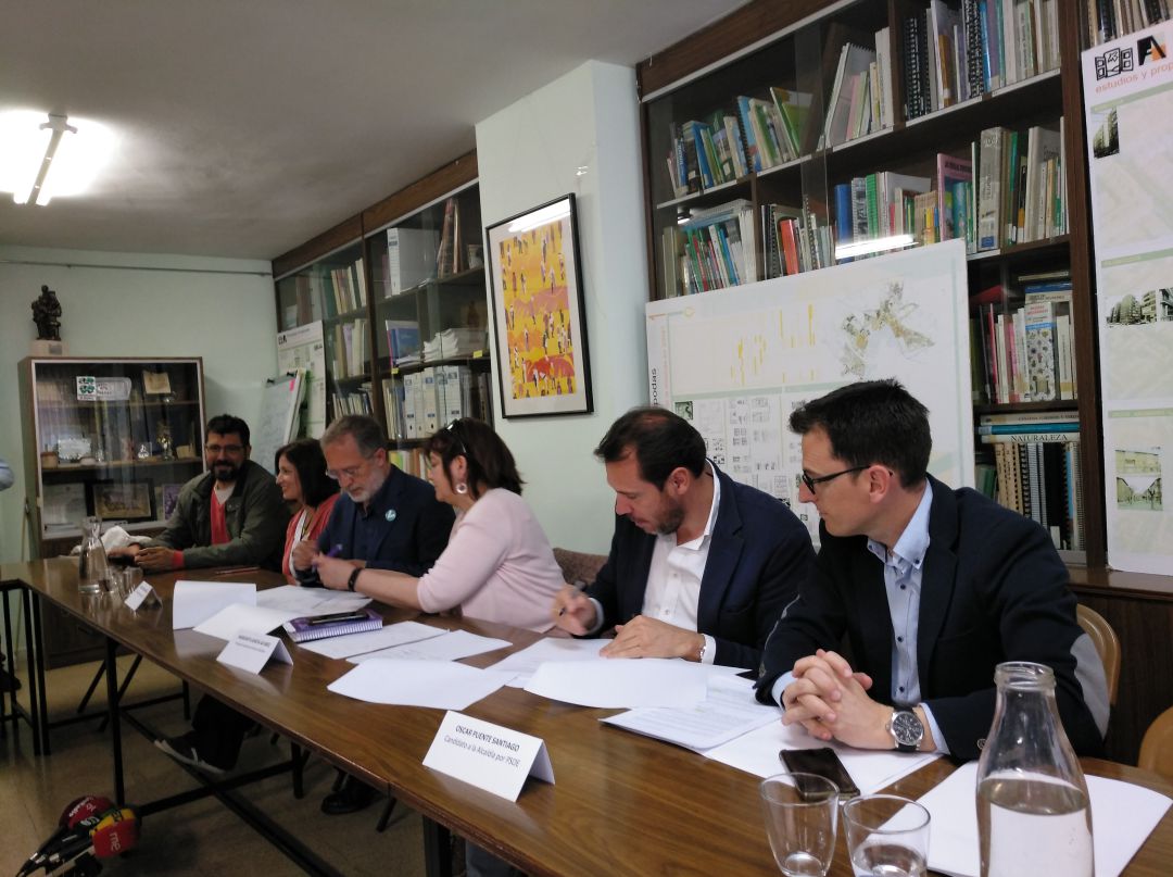 Firma del documento en la Federación de Vecinos Firma del documento en la Federación de Vecinos