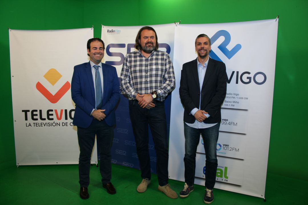 El director general de Radio Vigo, Eugenio González de Haz y Díaz-Castroverde y el periodista Jacobo Buceta acompañan al candidato de Marea de Vigo, Rubén Pérez El director general de Radio Vigo, Eugenio González de Haz y Díaz-Castroverde y el periodista Jacobo Buceta acompañan al candidato de Marea de Vigo, Rubén Pérez