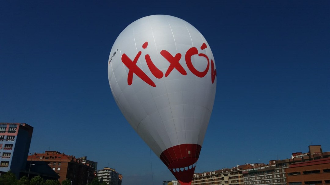 La Regata de Globos pone color al cielo gijonés