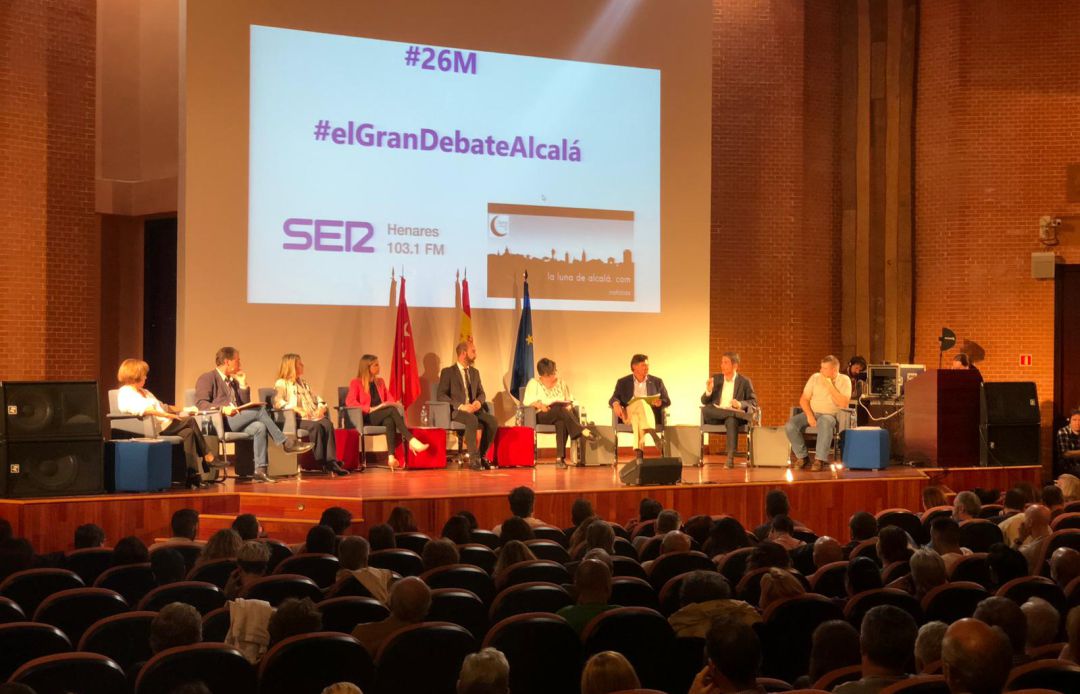 Las ocho candidaturas a la Alcaldía de Alcalá de Henares debaten, este lunes, en el salón de actos del edificio Politécnico de la Universidad. Las ocho candidaturas a la Alcaldía de Alcalá de Henares debaten, este lunes, en el salón de actos del edificio Politécnico de la Universidad.