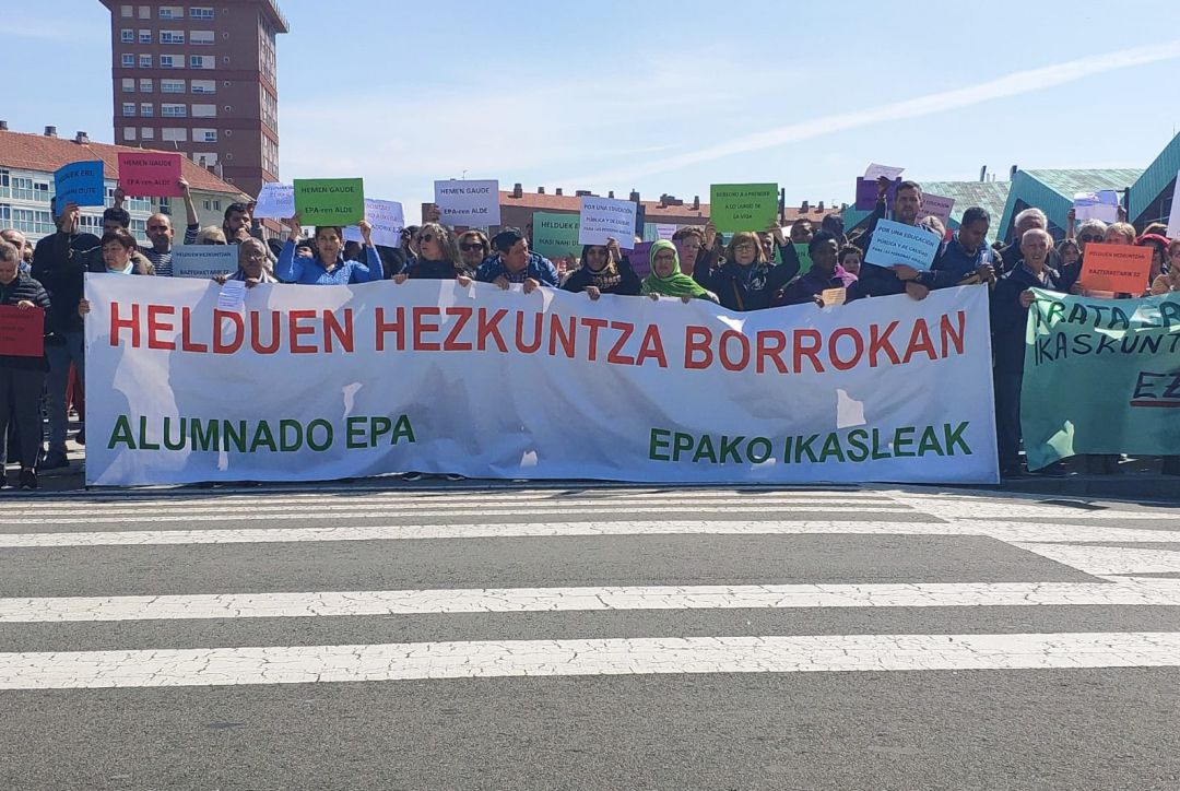 Los Centros de Educación Para Adultos denuncian que Lakua quiere privatizar la formación permantente Los Centros de Educación Para Adultos denuncian que Lakua quiere privatizar la formación permantente