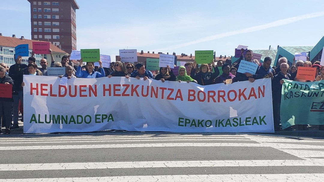 Los Centros de Educación para Adultos denuncian que Lakua quiere privatizar la formación permantente