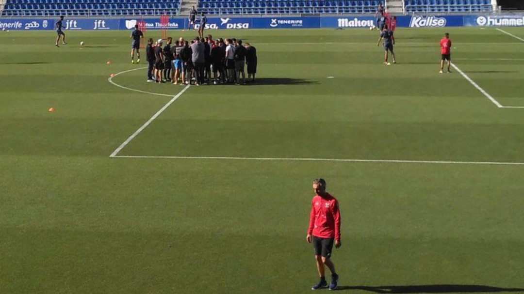 Un grupo de 30 aficionados irrumpe en un entrenamiento del Tenerife