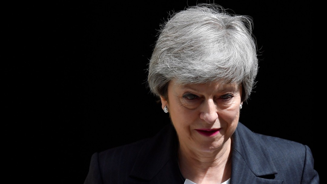 Theresa May resiste en el Gobierno con su futuro en el aire