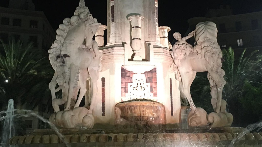 Detenido por dañar con un martillo las patas de los caballos de la fuente de la Plaza de los Luceros