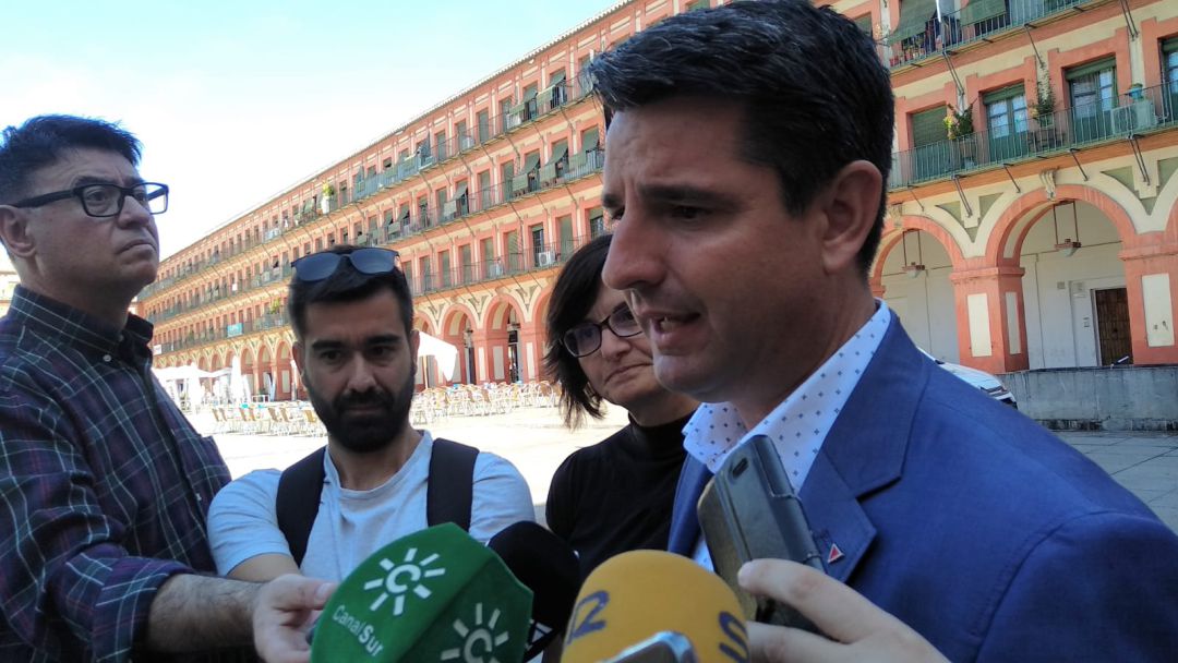 Pedro García y Amparo Pernichi durante la rueda de prensa en la Plaza de la Corredera Pedro García y Amparo Pernichi durante la rueda de prensa en la Plaza de la Corredera
