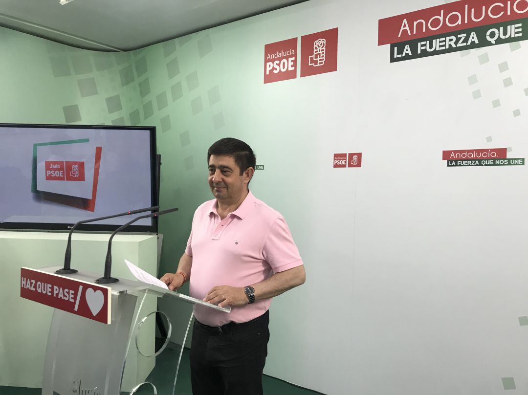 Francisco Reyes en la sede del PSOE provincial.
Francisco Reyes en la sede del PSOE provincial.