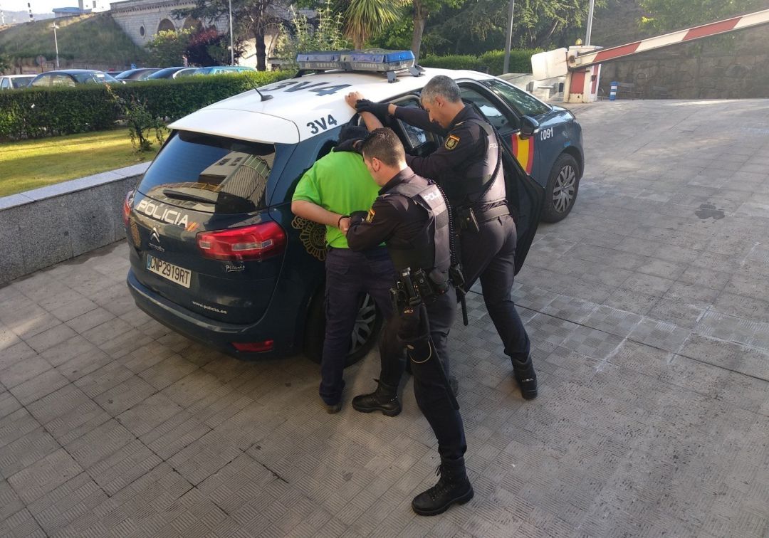 Detenida una pareja con antecedentes por robar una caja registradora