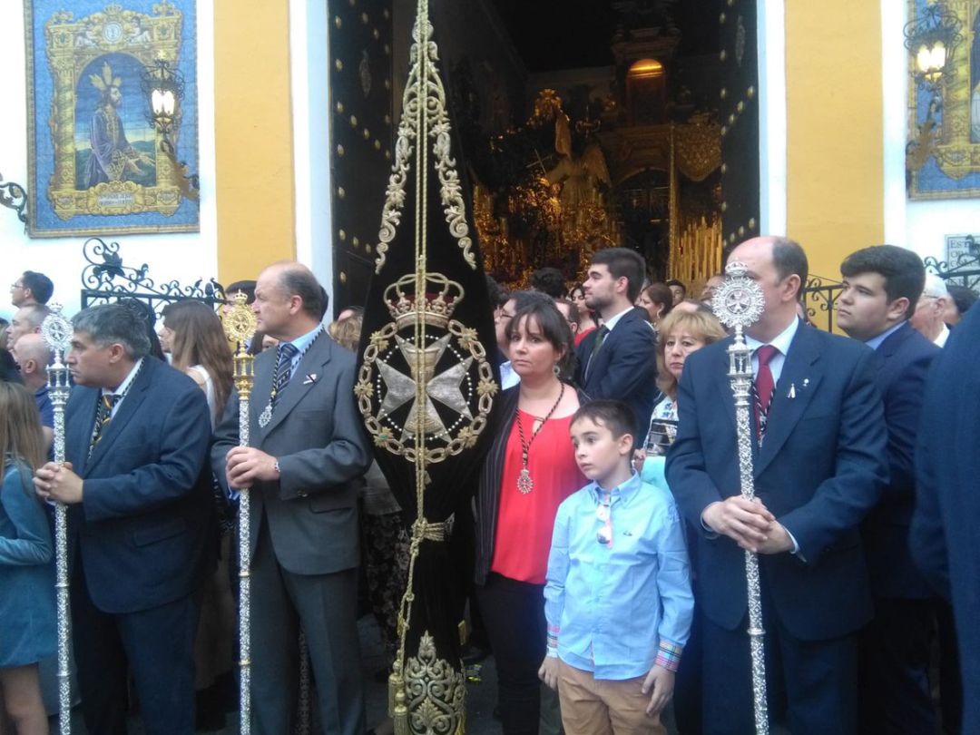 El estandarte de la Hermandad de Montesión recibe a una de las cofradías que discurren ante su capilla en Semana Santa El estandarte de la Hermandad de Montesión recibe a una de las cofradías que discurren ante su capilla en Semana Santa