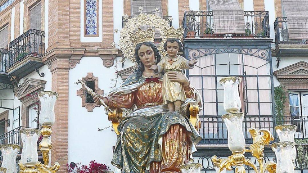 María Auxiliadora procesiona por las calles de Triana, San Vicente y Nervión