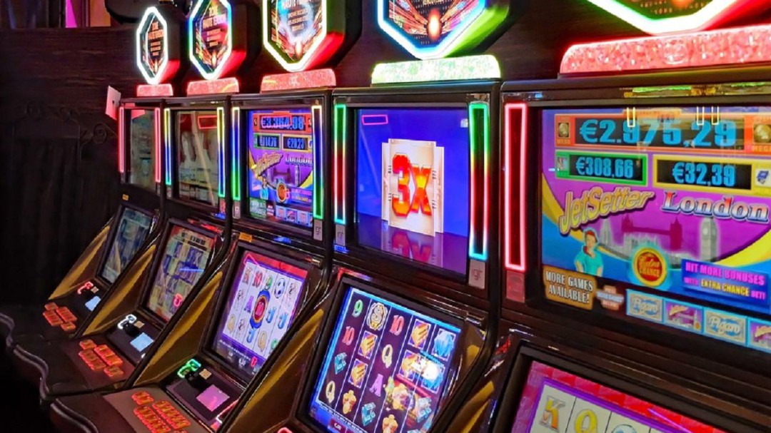 Detenidos dos jóvenes relacionados con un atraco en un salón de juegos