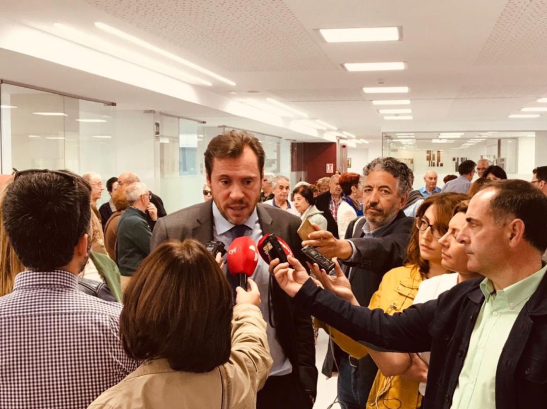 Óscar Puente atiende a los periodistas en el centro de mayores de La Victoria Óscar Puente atiende a los periodistas en el centro de mayores de La Victoria