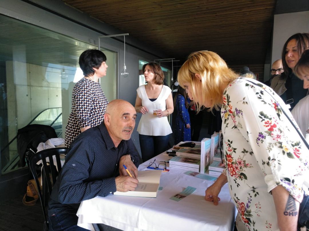 Miguel Mena, firmando ejemplares de su nueva novela 'Canciones Ligeras' Miguel Mena, firmando ejemplares de su nueva novela 'Canciones Ligeras'