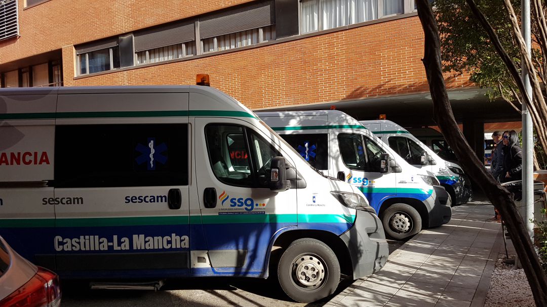 Ambulancias estacionadas en el Hospital de Guadalajara Ambulancias estacionadas en el Hospital de Guadalajara