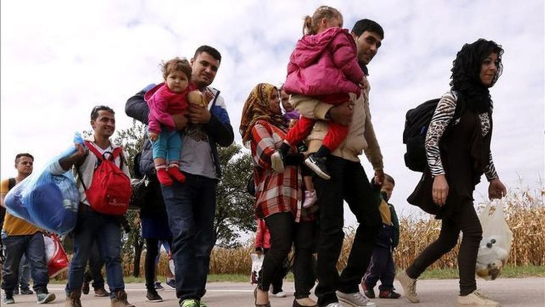Refugiados caminan por una carretera del pueblo croata Ilok, fronterizo con Serbia Refugiados caminan por una carretera del pueblo croata Ilok, fronterizo con Serbia