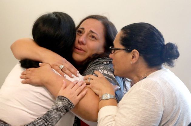 Tanya Ibar, esposa del hispano-estadounidense Pablo Ibar, abraza a su hermana y su tía, al escuchar la sentencia de su marido. Tanya Ibar, esposa del hispano-estadounidense Pablo Ibar, abraza a su hermana y su tía, al escuchar la sentencia de su marido.