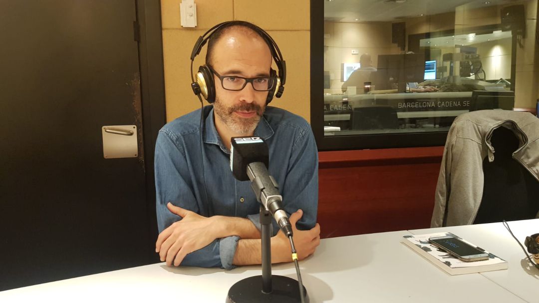 Gabi Martínez en los estudios de Cadena SER en Barcelona. Gabi Martínez en los estudios de Cadena SER en Barcelona.