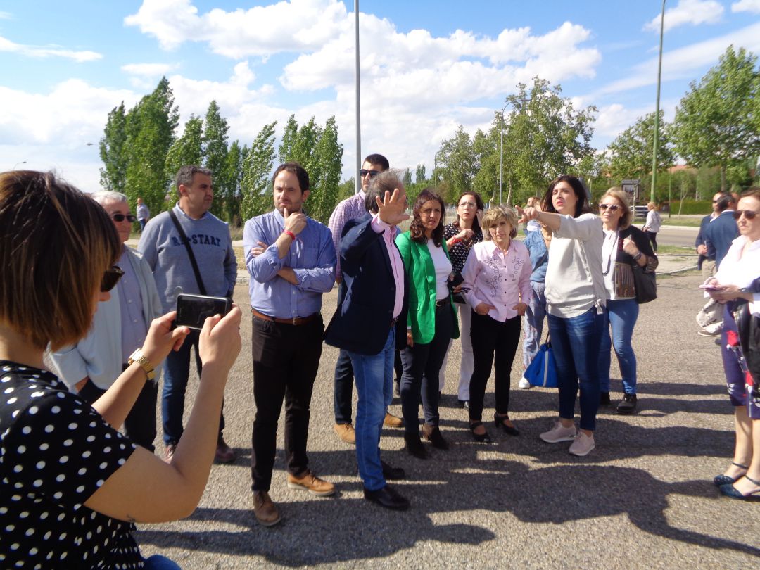 La candidata socialista a la Alcaldía de Aranda señala a la ministra los terrenos destinados al nuevo hospital La candidata socialista a la Alcaldía de Aranda señala a la ministra los terrenos destinados al nuevo hospital