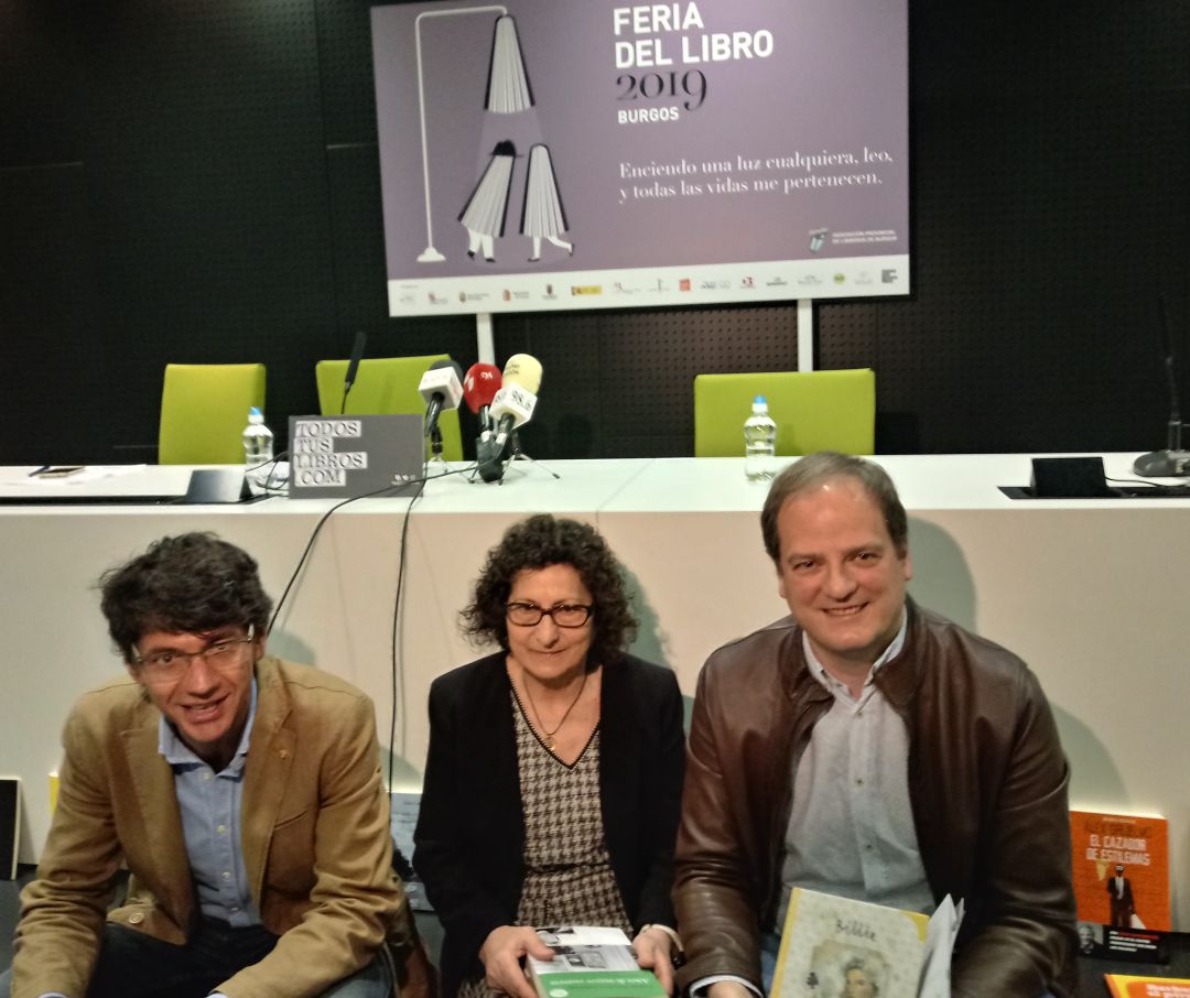 El presidente de la asociación de libreros, Alvaro Manso (izda), Carmen Monje, directora de la Biblioteca Pública y Víctor Abot El presidente de la asociación de libreros, Alvaro Manso (izda), Carmen Monje, directora de la Biblioteca Pública y Víctor Abot