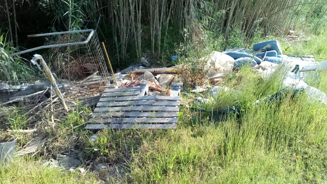 Denuncian escombros y basura en las inmediaciones del río Racons