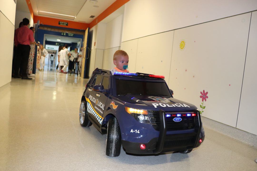 Los niños entrarán a quirófano en un coche de policía eléctrico Los niños entrarán a quirófano en un coche de policía eléctrico