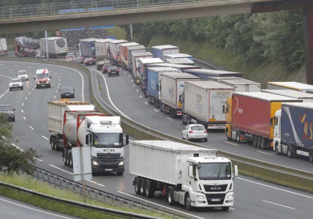 Transportistas denuncian el "colapso permanente" de la frontera de Irun