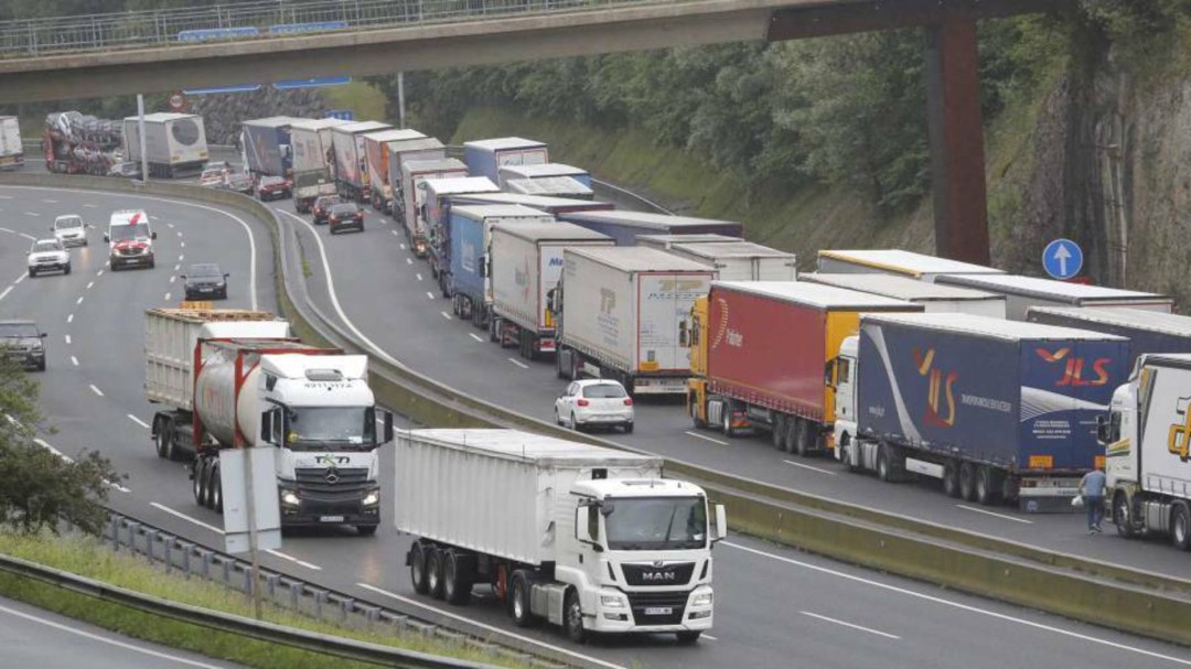 Transportistas denuncian el "colapso permanente" de la frontera de Irun