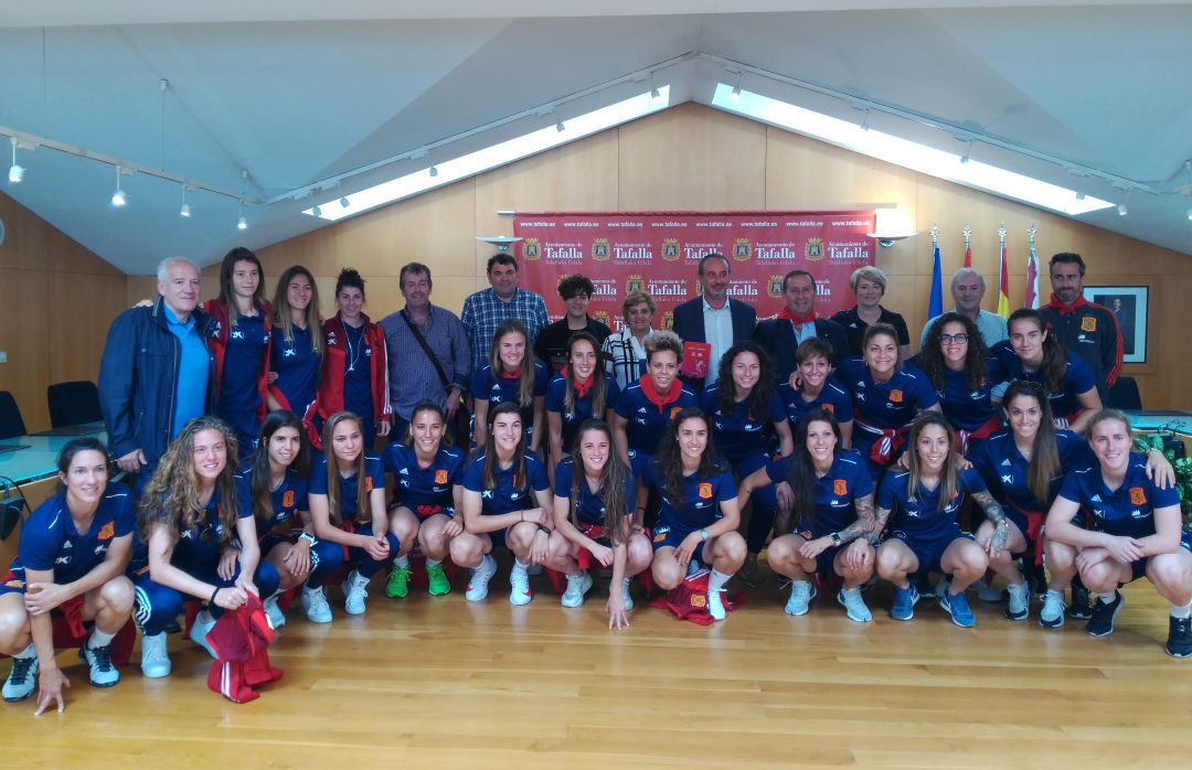 Jugadoras y representantes de la Federación Española de Fútbol con los representantes municipales en la recepción oficial de Tafalla Jugadoras y representantes de la Federación Española de Fútbol con los representantes municipales en la recepción oficial de Tafalla
