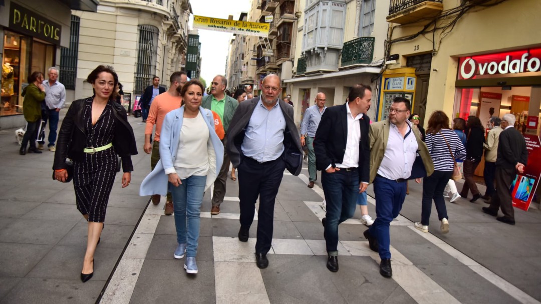 Rosa Valdeón se pasea con el candidato autonómico de Ciudadanos