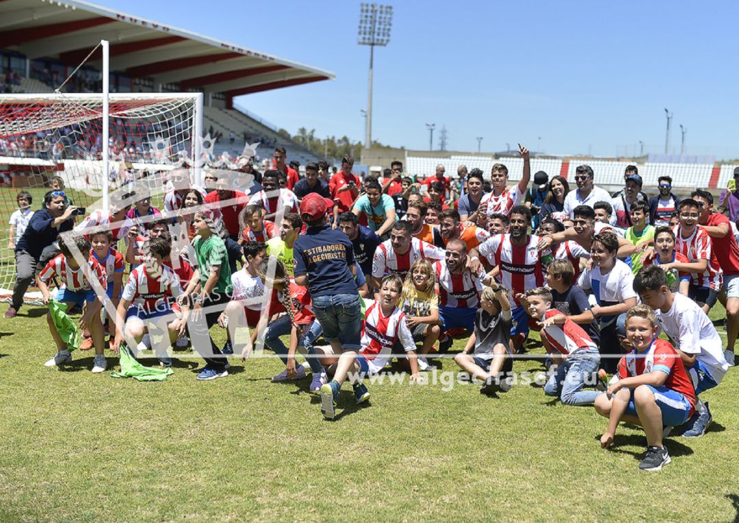La plantilla festeja el triunfo ante la Unión. La plantilla festeja el triunfo ante la Unión.