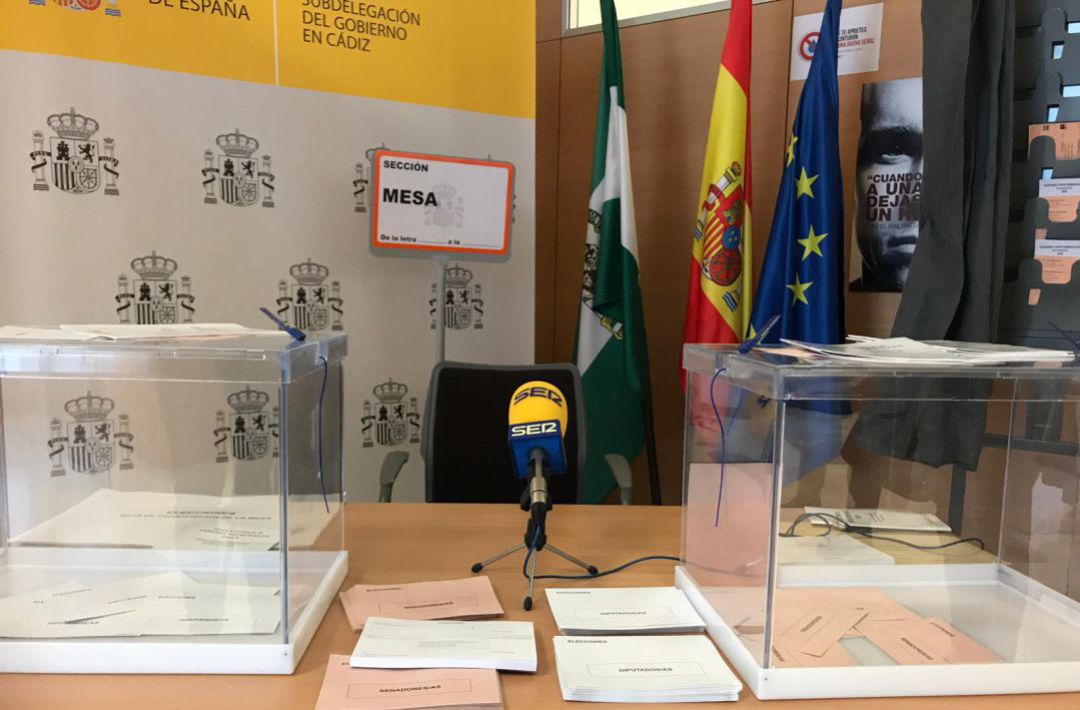 Ejemplo de mesa electoral con el micrófono de la SER en medio Ejemplo de mesa electoral con el micrófono de la SER en medio