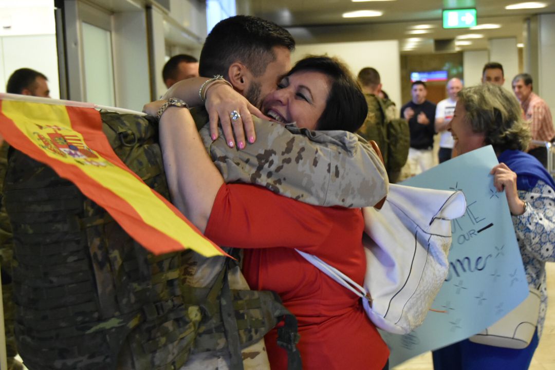 Emotivo encuentro entre familiares y militares Emotivo encuentro entre familiares y militares
